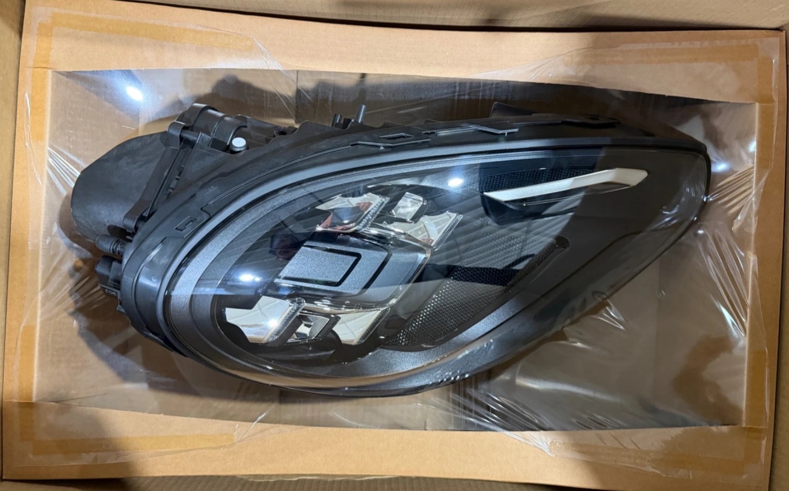 2015-2018 Porsche Cayenne LED Right Side Headlight Brand new